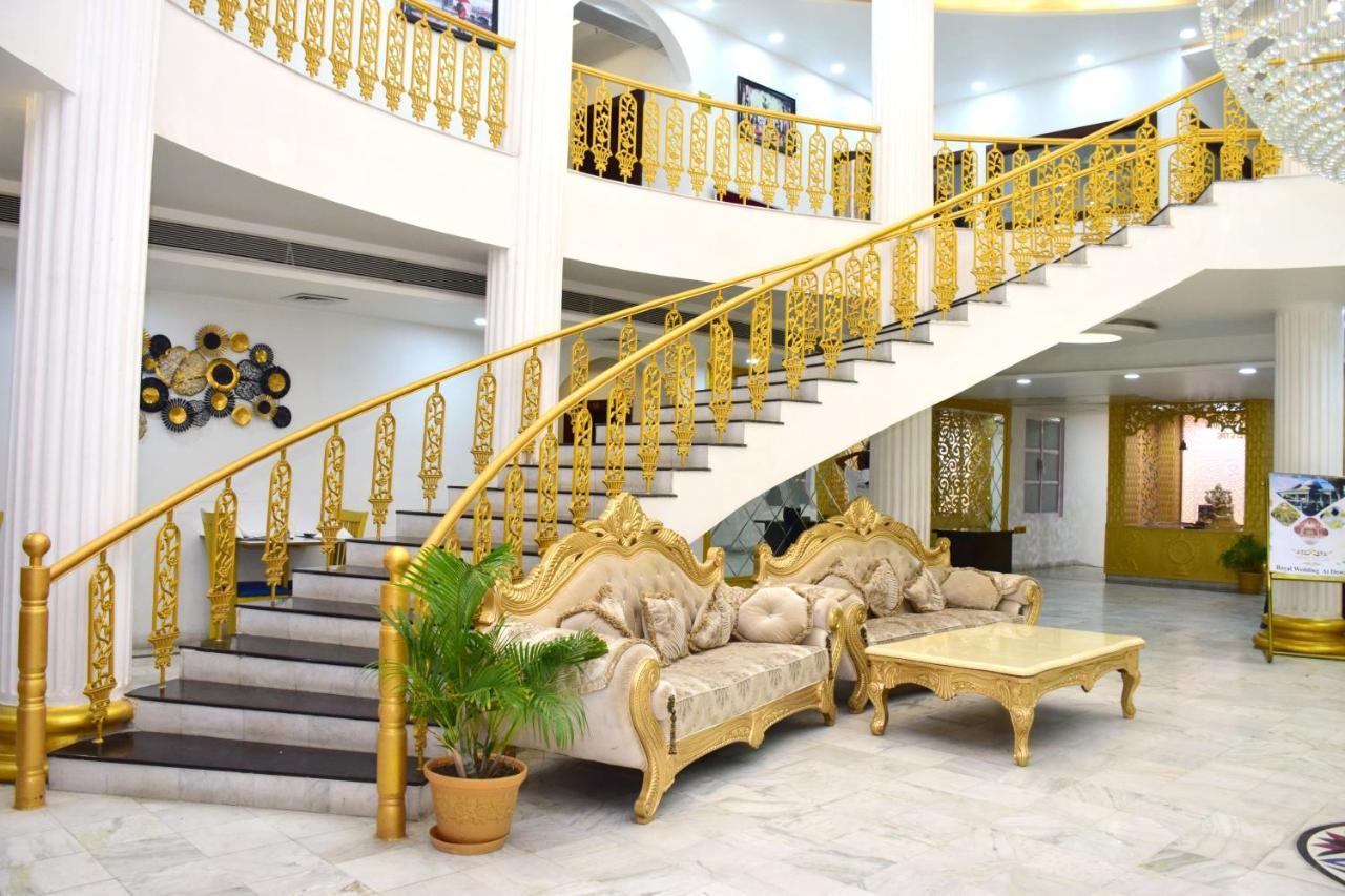 The Royal Palace Dewās Buitenkant foto
