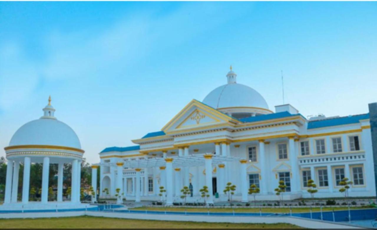 The Royal Palace Dewās Buitenkant foto
