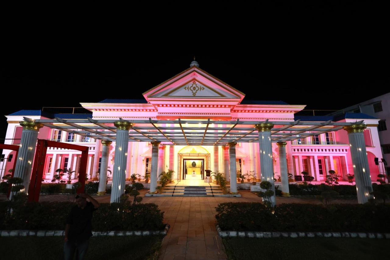 The Royal Palace Dewās Buitenkant foto